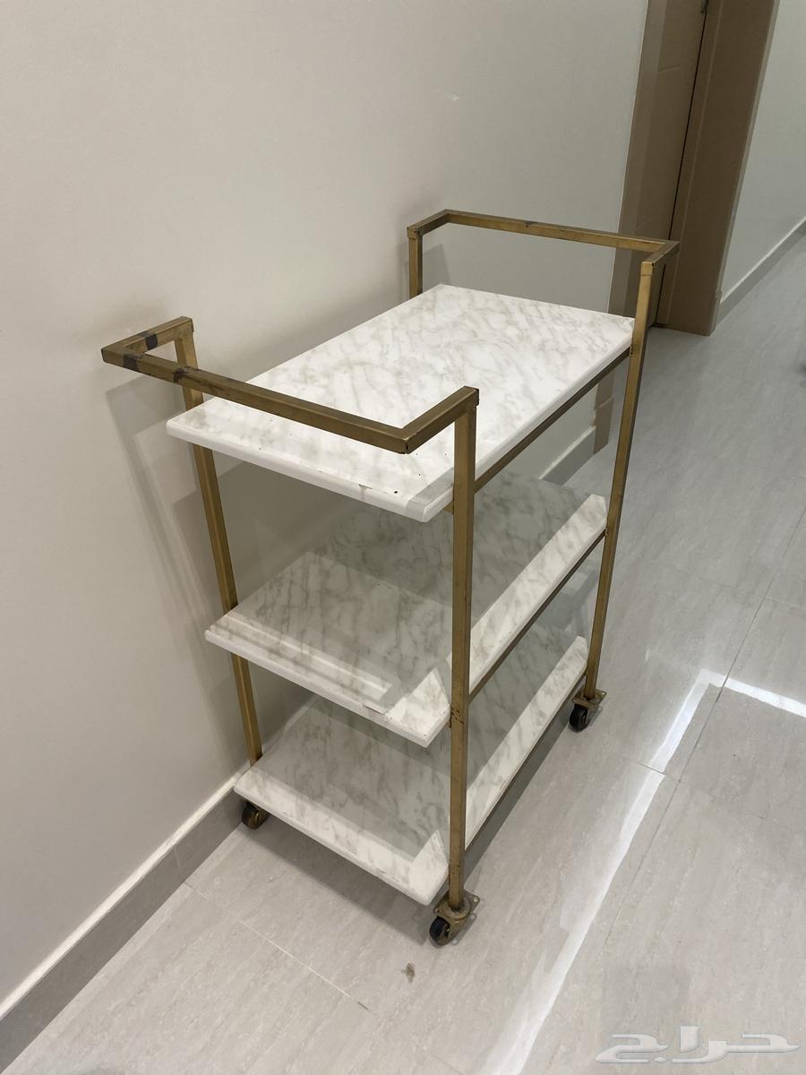 A new table, used for 4 months lightly inside the house, sold as is.63142357307905111