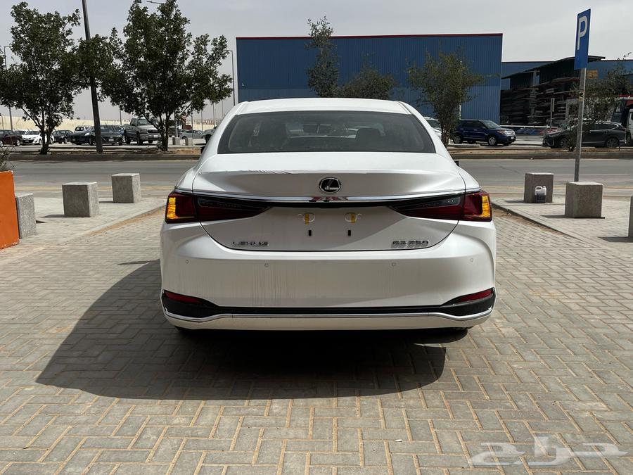 Lexus ES250 2025, cash and installments, lowest price at Al-Safwa63206924159745113