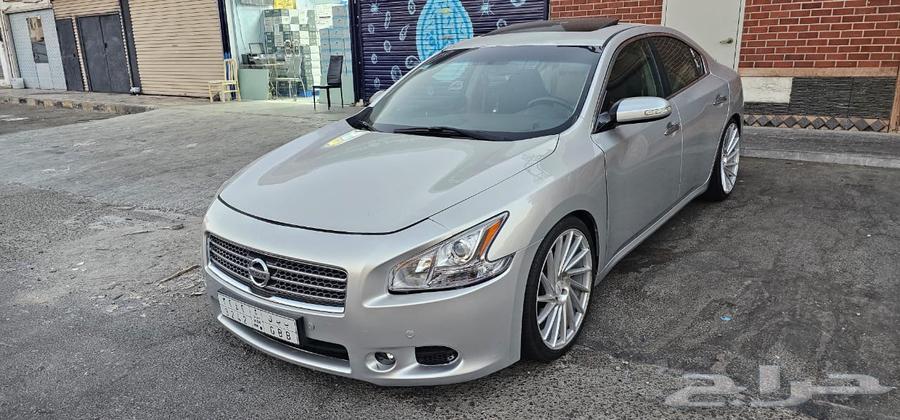Nissan Maxima is clean63204901628801113