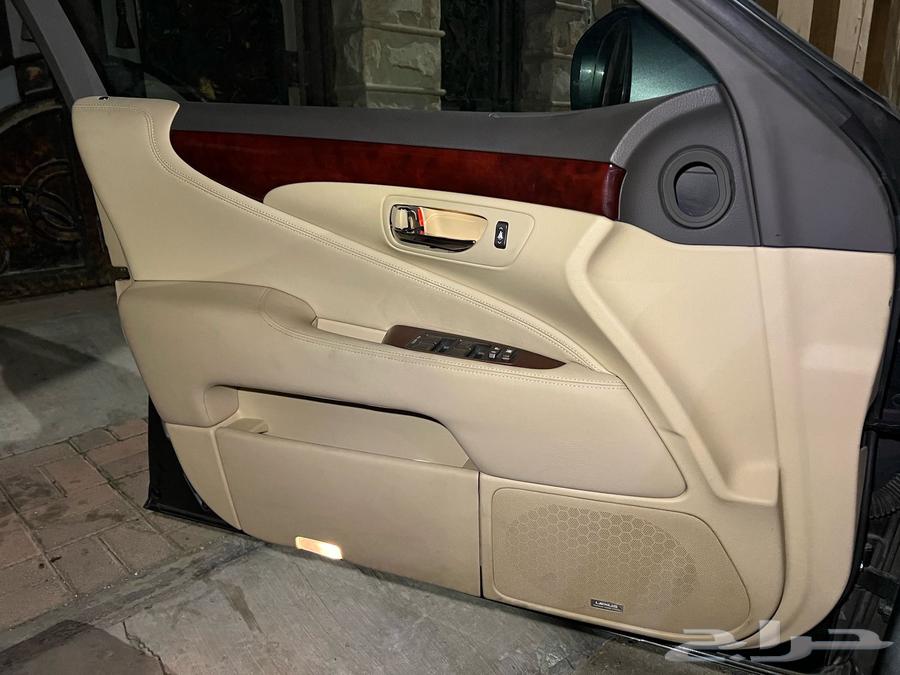Interior of Lexus LS63205922398723111