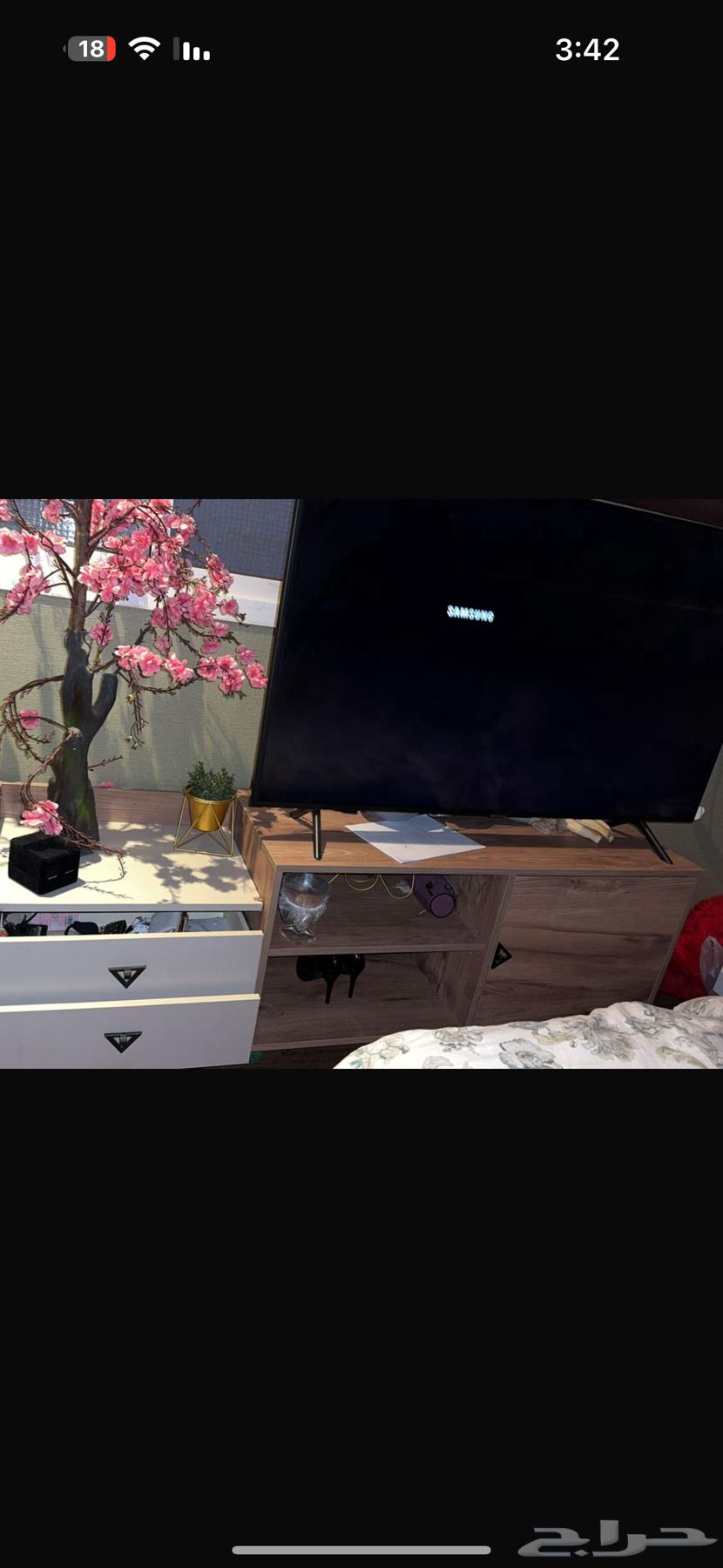 Selling a brand new sofa, a TV table, and a semi-new reception table.63204890910977113