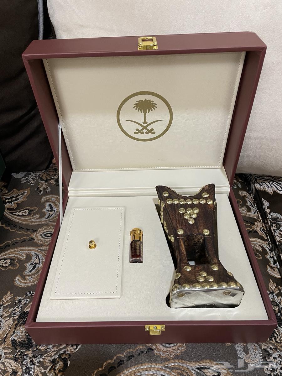 Leather gift bag with oud and oud oil63134246265602113