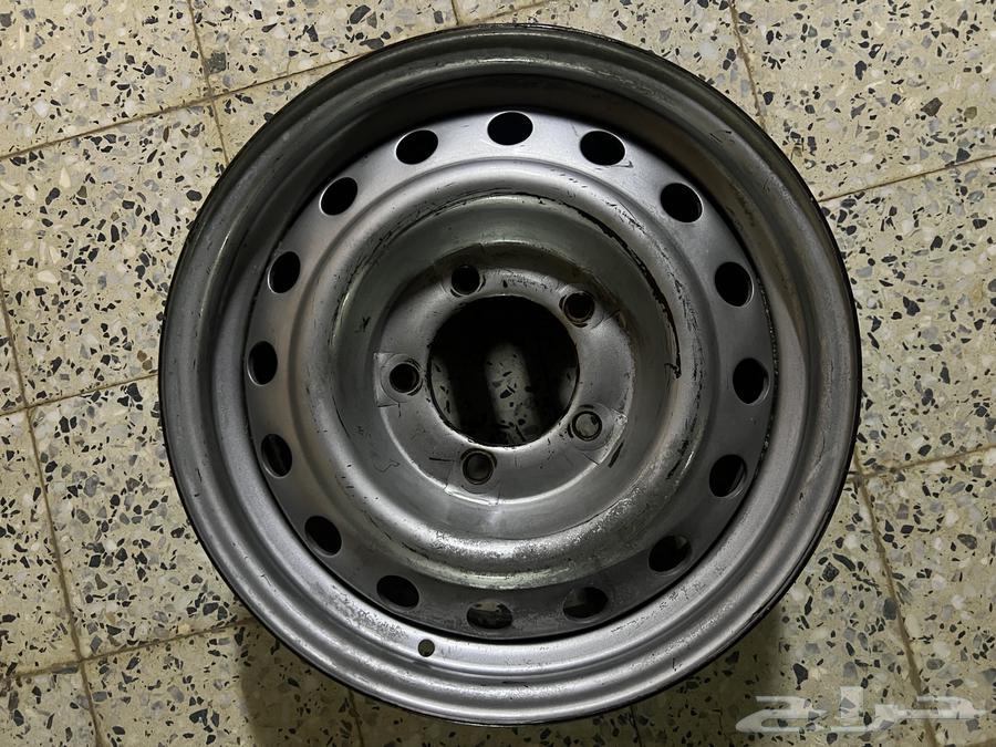 A single Chinese iron rim, size 17B 80, check the size in the pictures.63193150475139112