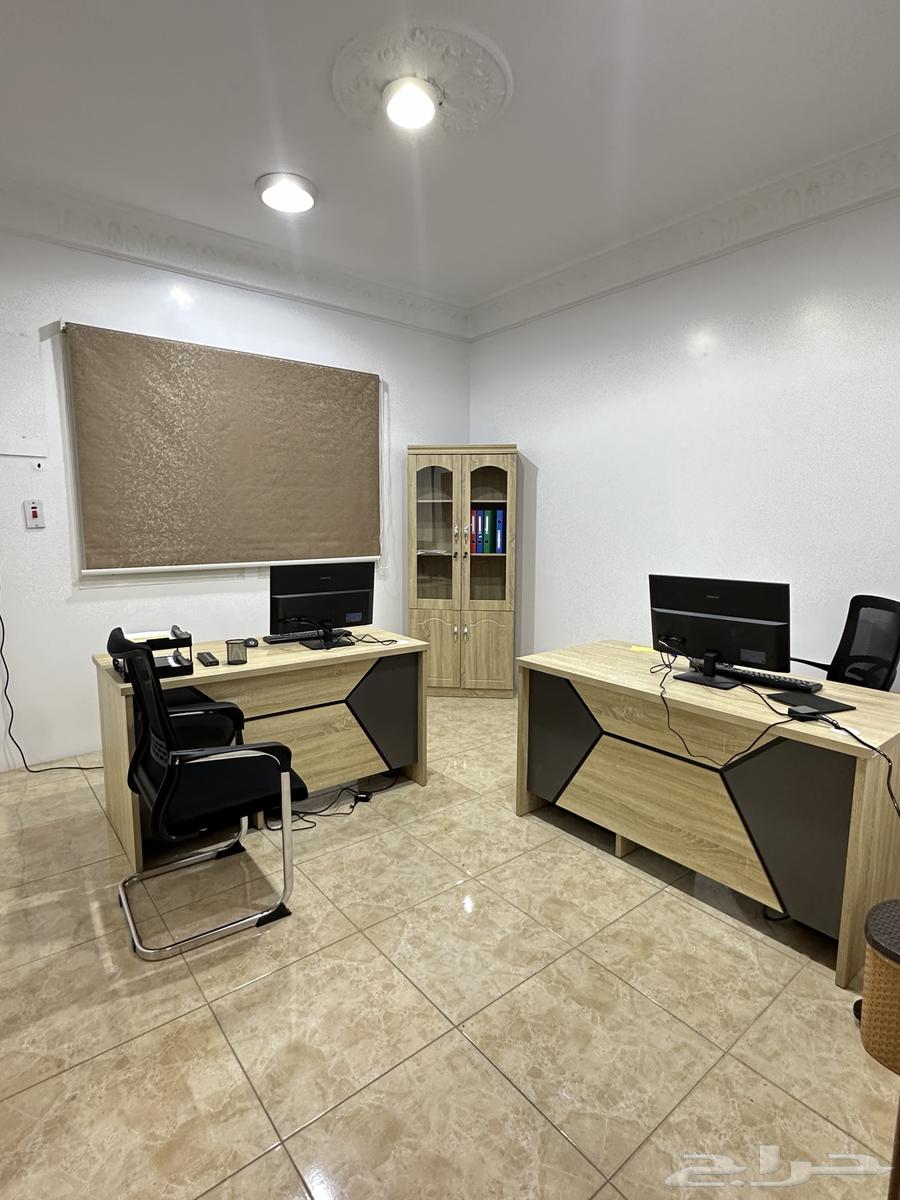 A place for kissing or renting a company headquarters or law offices63010616935043114