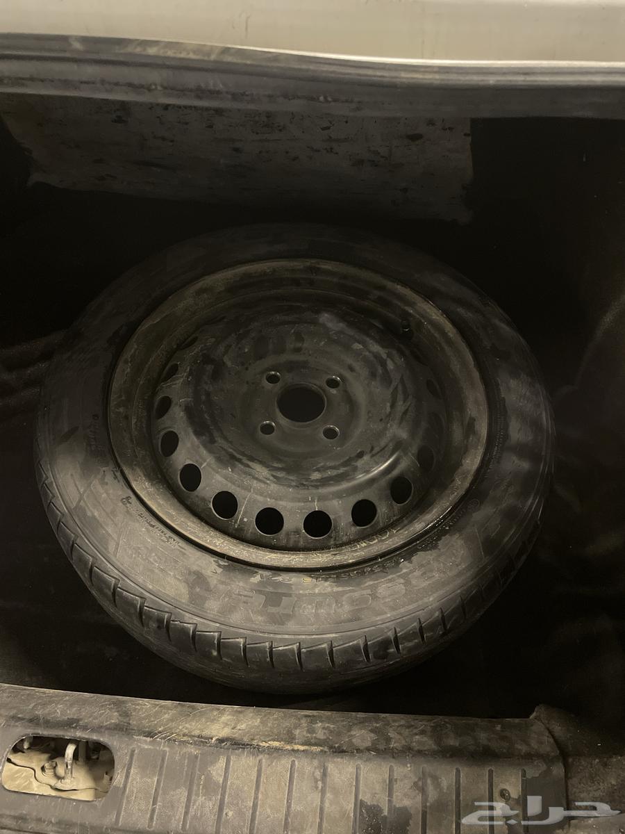 One rim and one tire63177981827201110