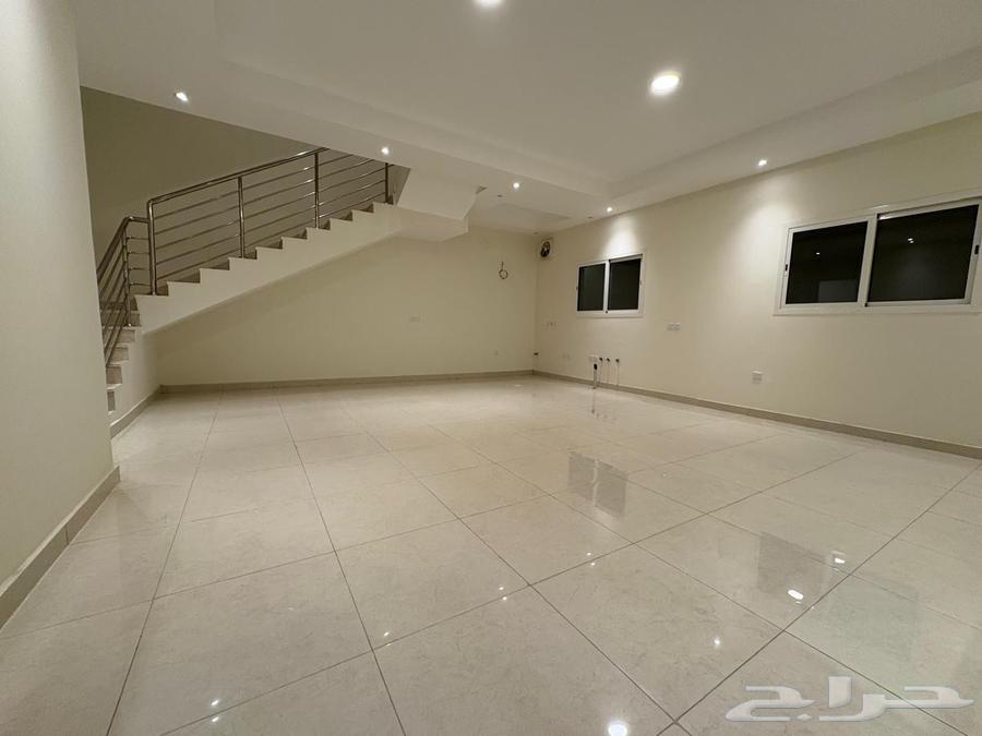 للإيجار فيلا واسعة في حي البحيرة بالخبر 048105263010619493377112