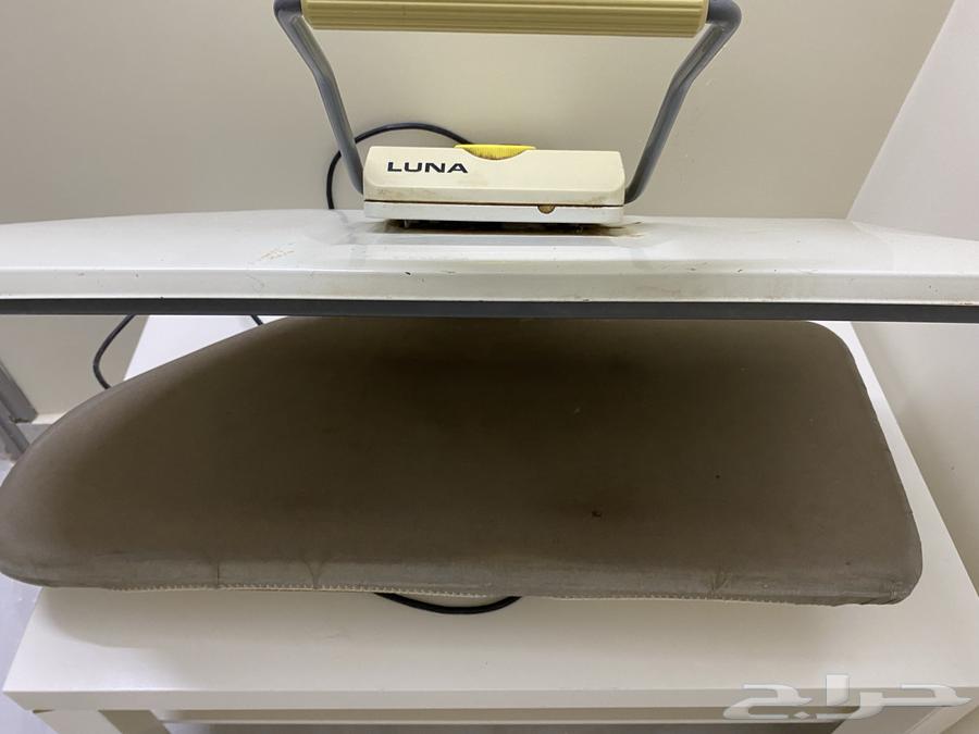 Ironing clothes63113800326018112