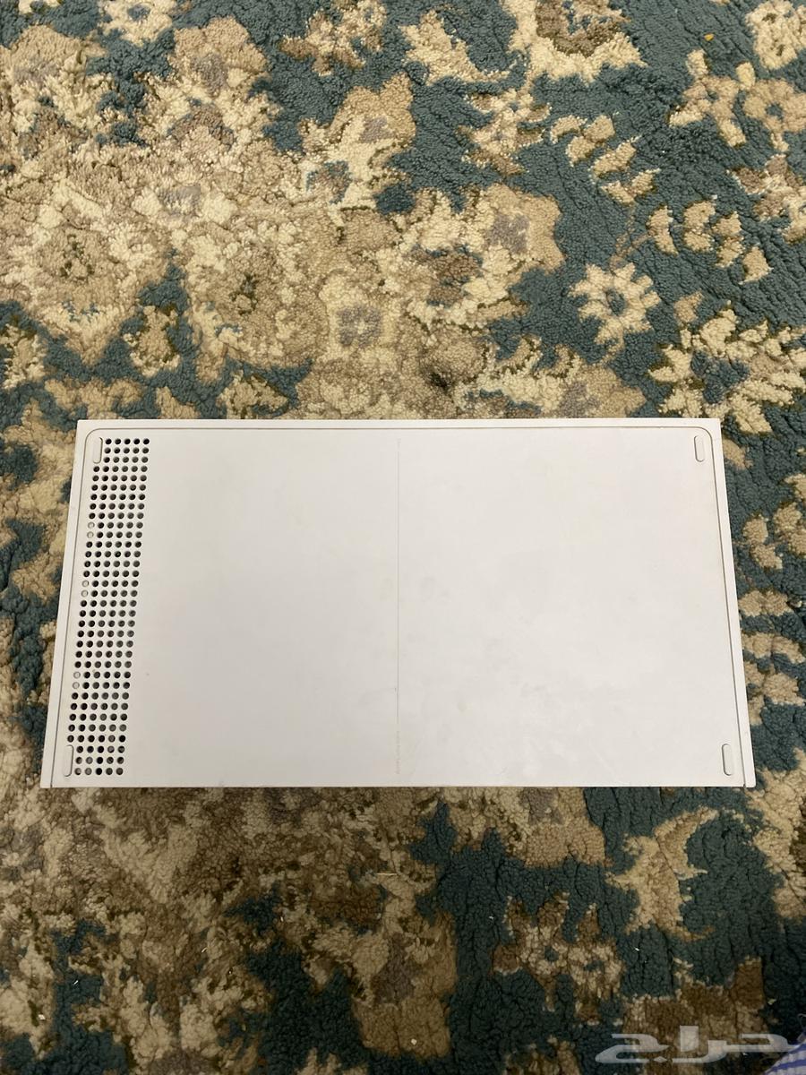 Xbox is almost new with the hand controller and its accessories, clean.63112320179587112