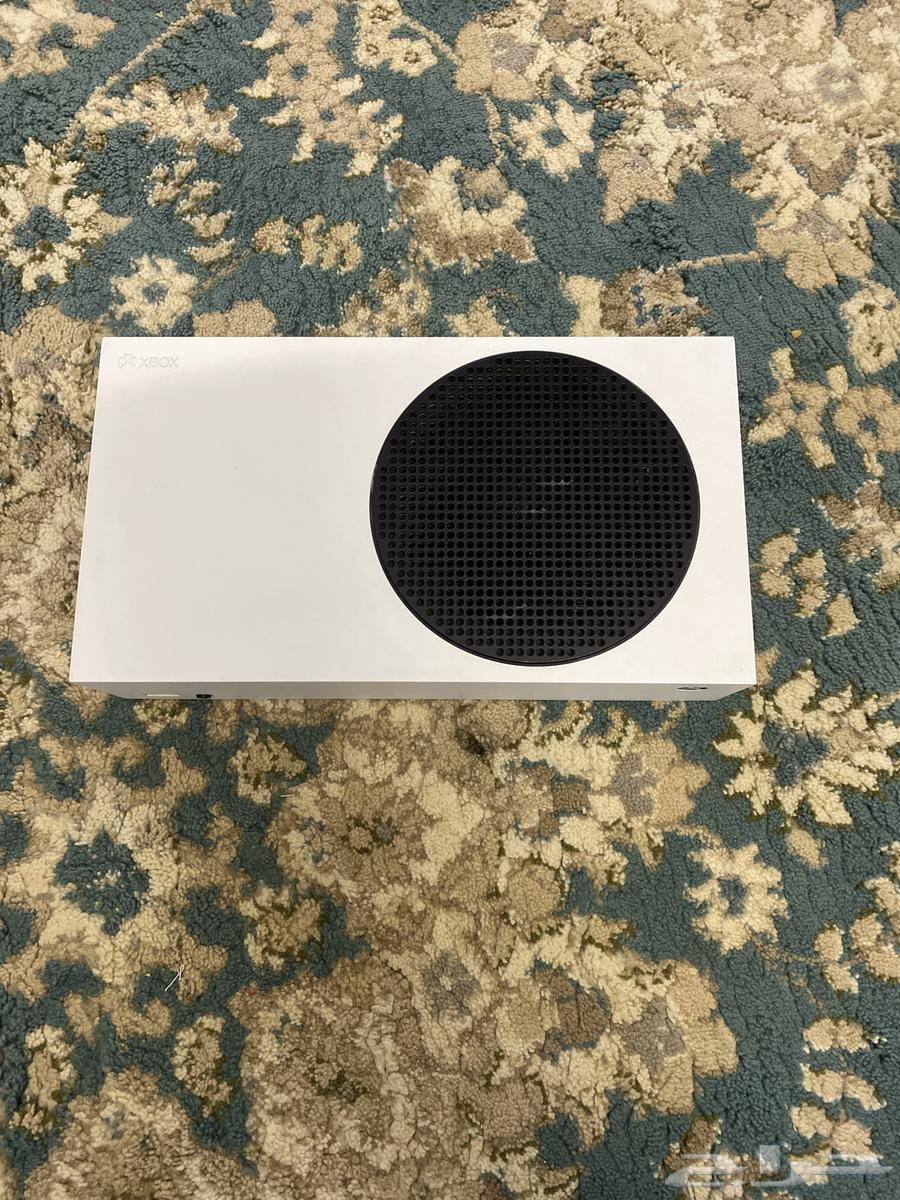 Xbox is almost new with the hand controller and its accessories, clean.631123201795871120