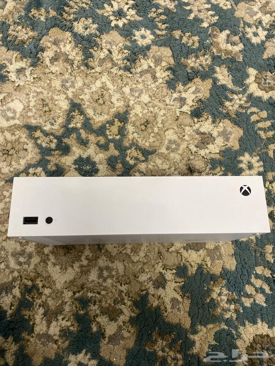 Xbox is almost new with the hand controller and its accessories, clean.63112320179587113