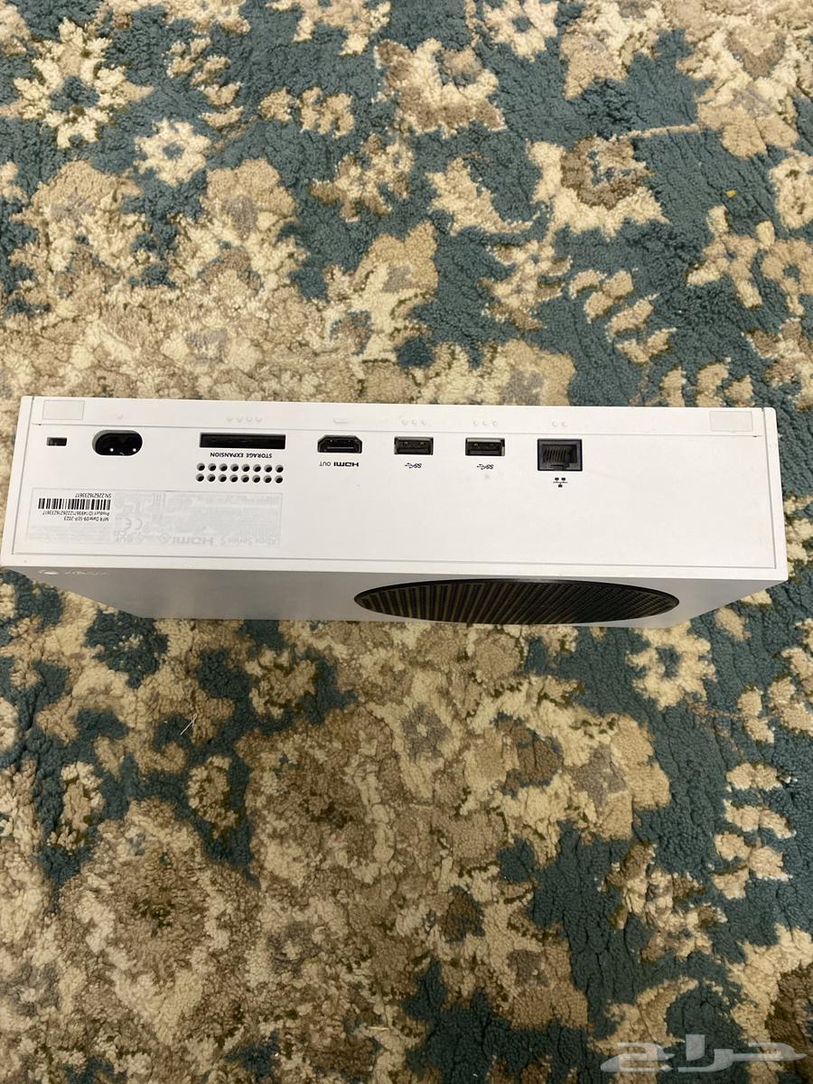 Xbox is almost new with the hand controller and its accessories, clean.63112320179587111