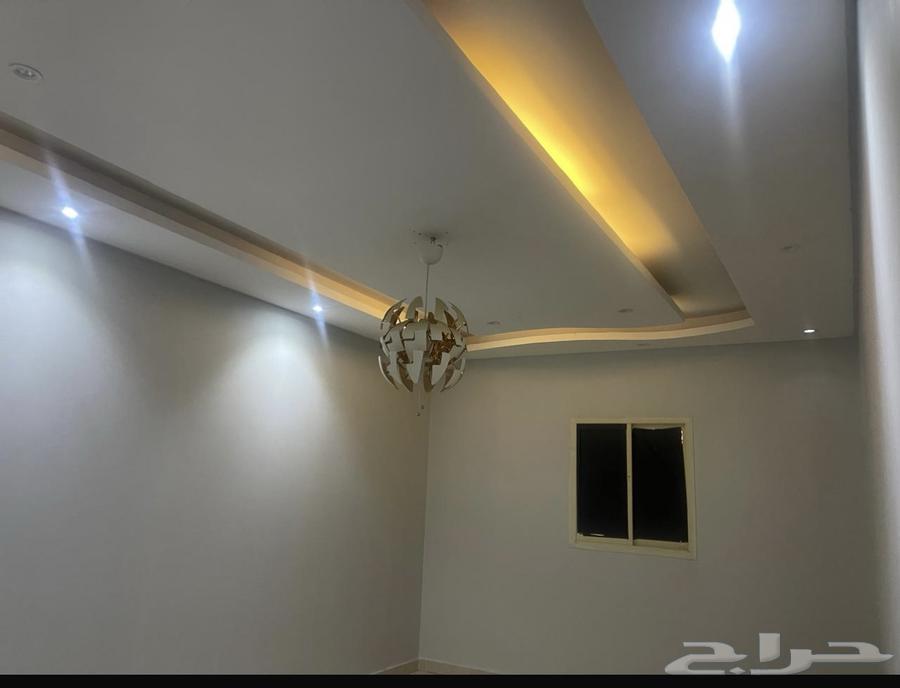 Upper apartment with two bedrooms, a living room, a majlis (traditional sitting area), two bathrooms, and a kitchen. Attached room and bathroom.628884210504991119