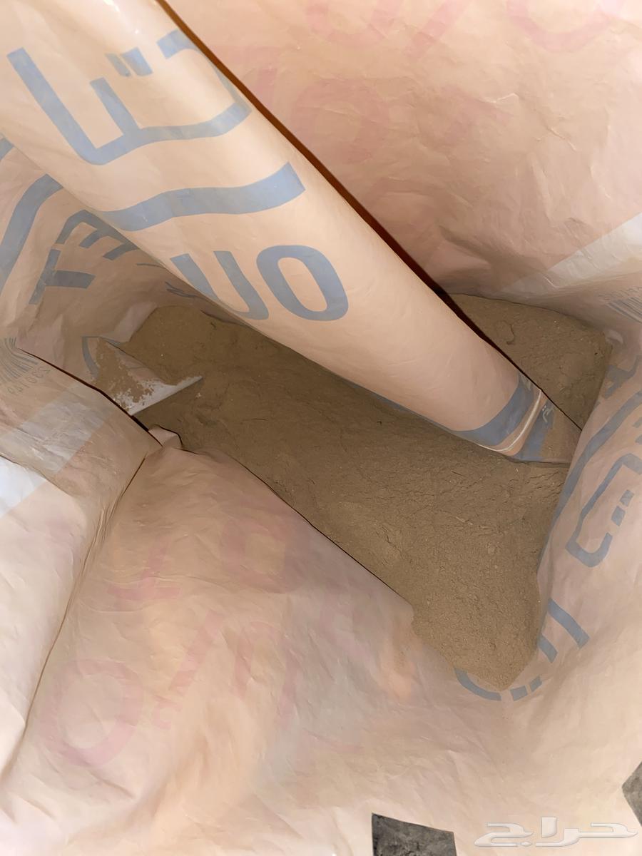 There is dust; shops selling meat bags of 10.63483738686721111
