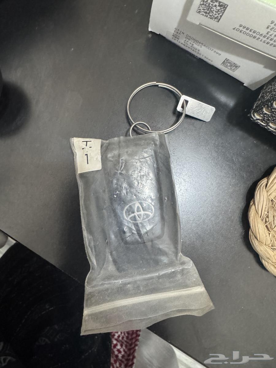 Hello, there is a new Camry key with its original case from 20, 21, 2263169972102145111