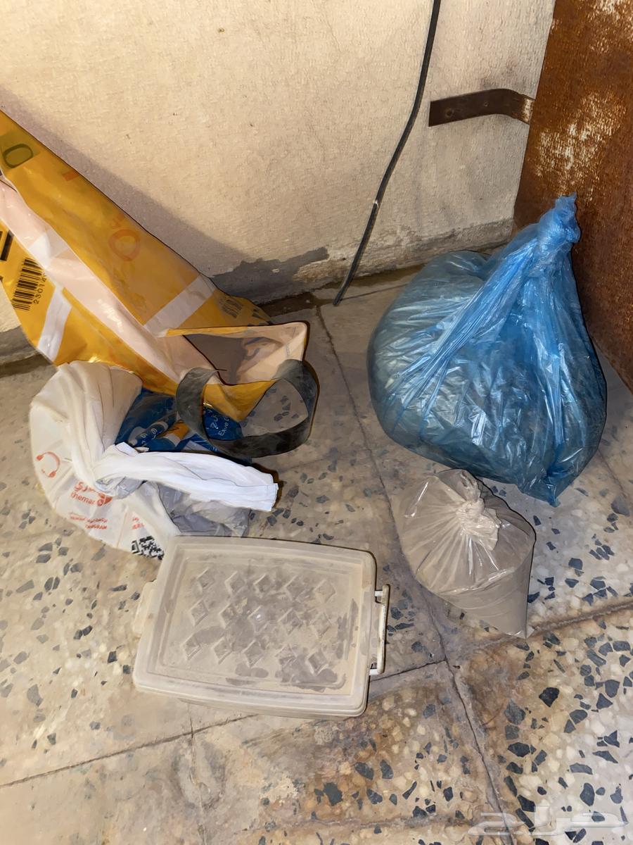 There is dust; shops selling meat bags of 10.63483738686721117