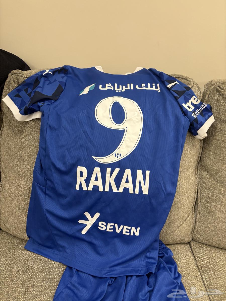 The new Al-Hilal outfit from Puma includes pants and a shirt, size 300 original.63106378704003111