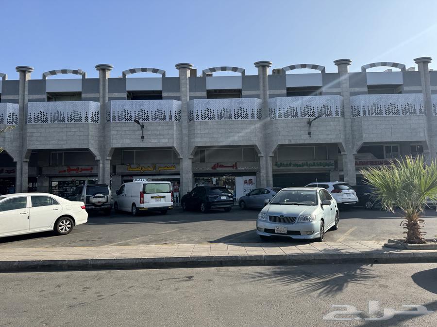 There is a place for kissing in Al-Khalidiya Al-Amoudi market63443847365250111