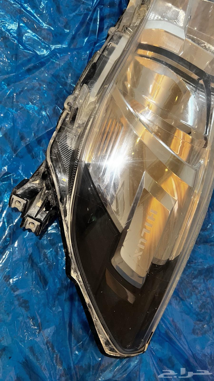 A candle and a screen for a 2020 Hilux model63157031146498112
