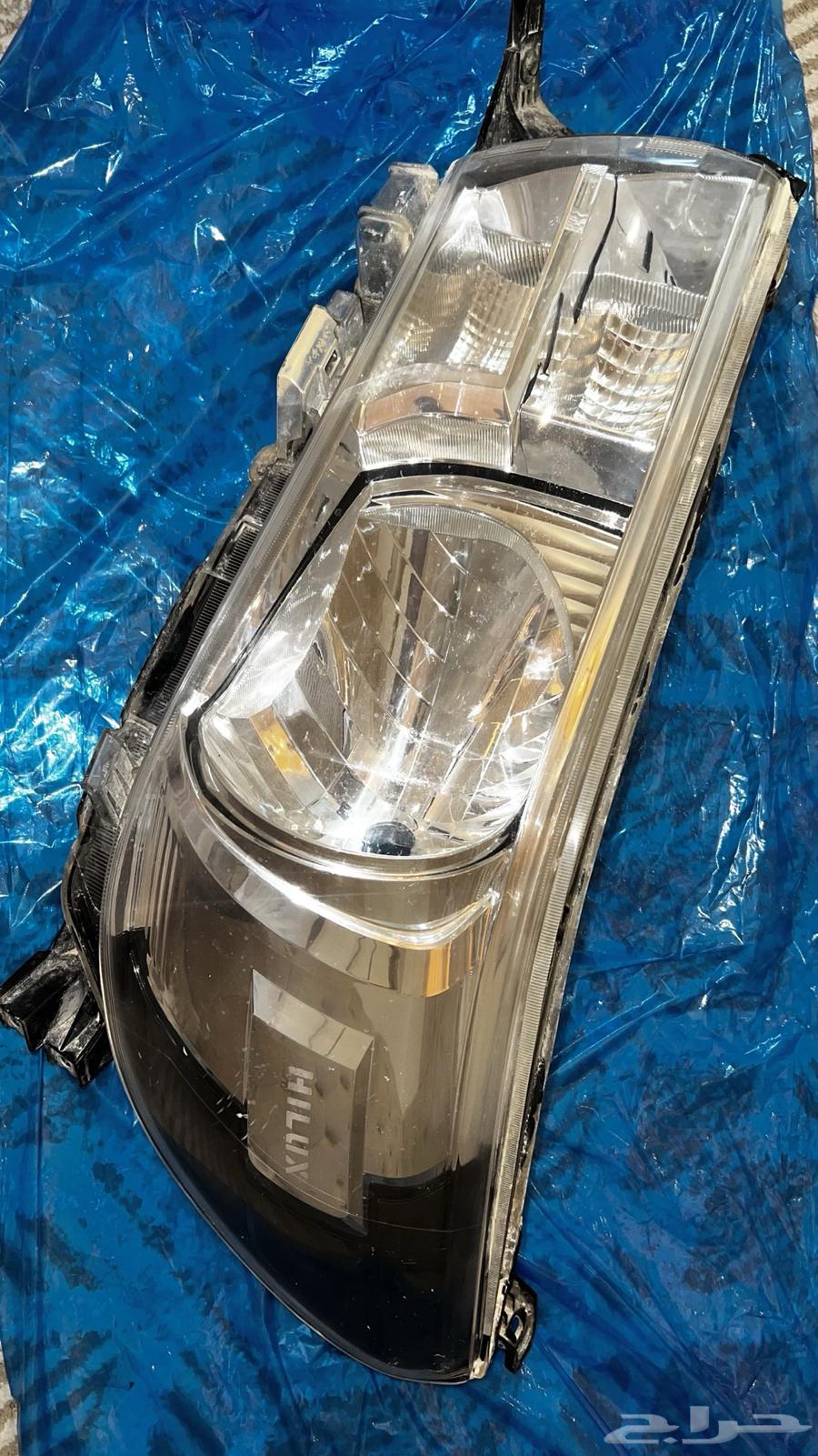 A candle and a screen for a 2020 Hilux model63157031146498111
