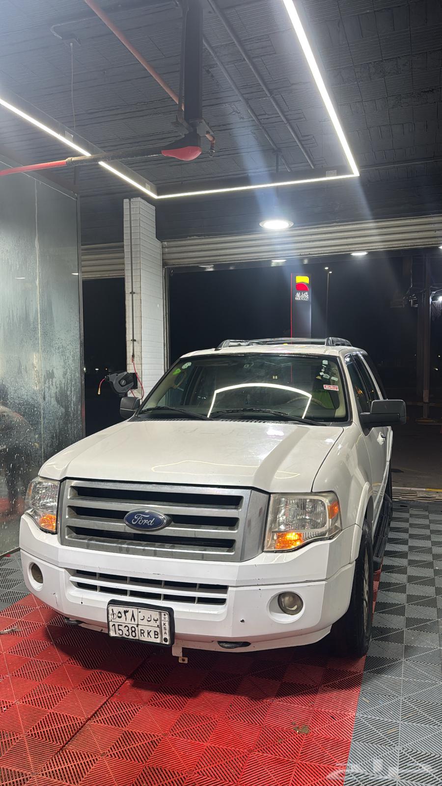 Expedition 2011 XLT body text needs cleaning not sprayed63154651369859114