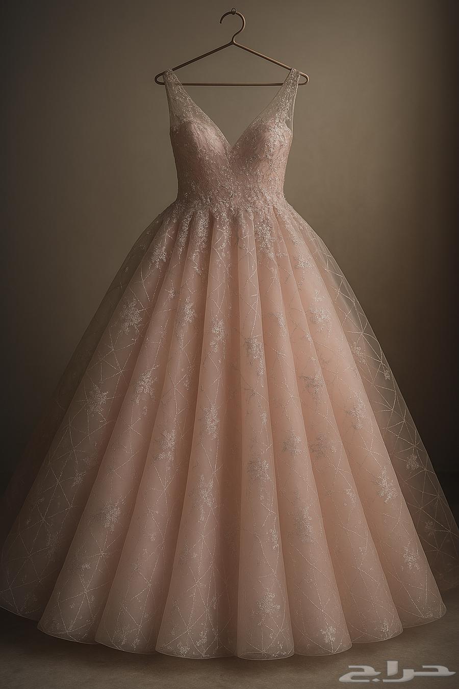 Very elegant and beautiful dress, I can't wear it, it's new and fits sizes M, L, XL631963876273951117