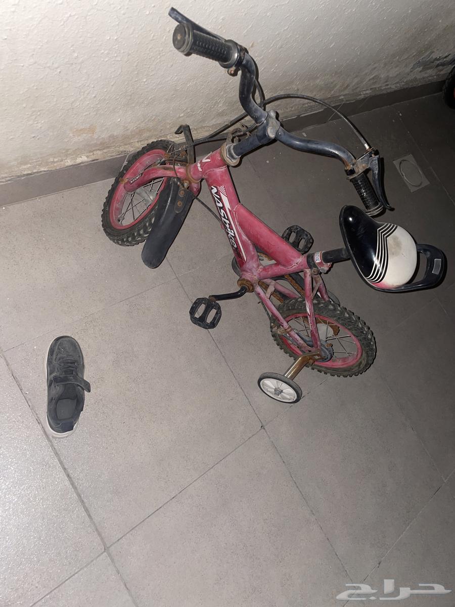 Small bike for sale at 40 Riyal, only the tire is damaged63098924373378111