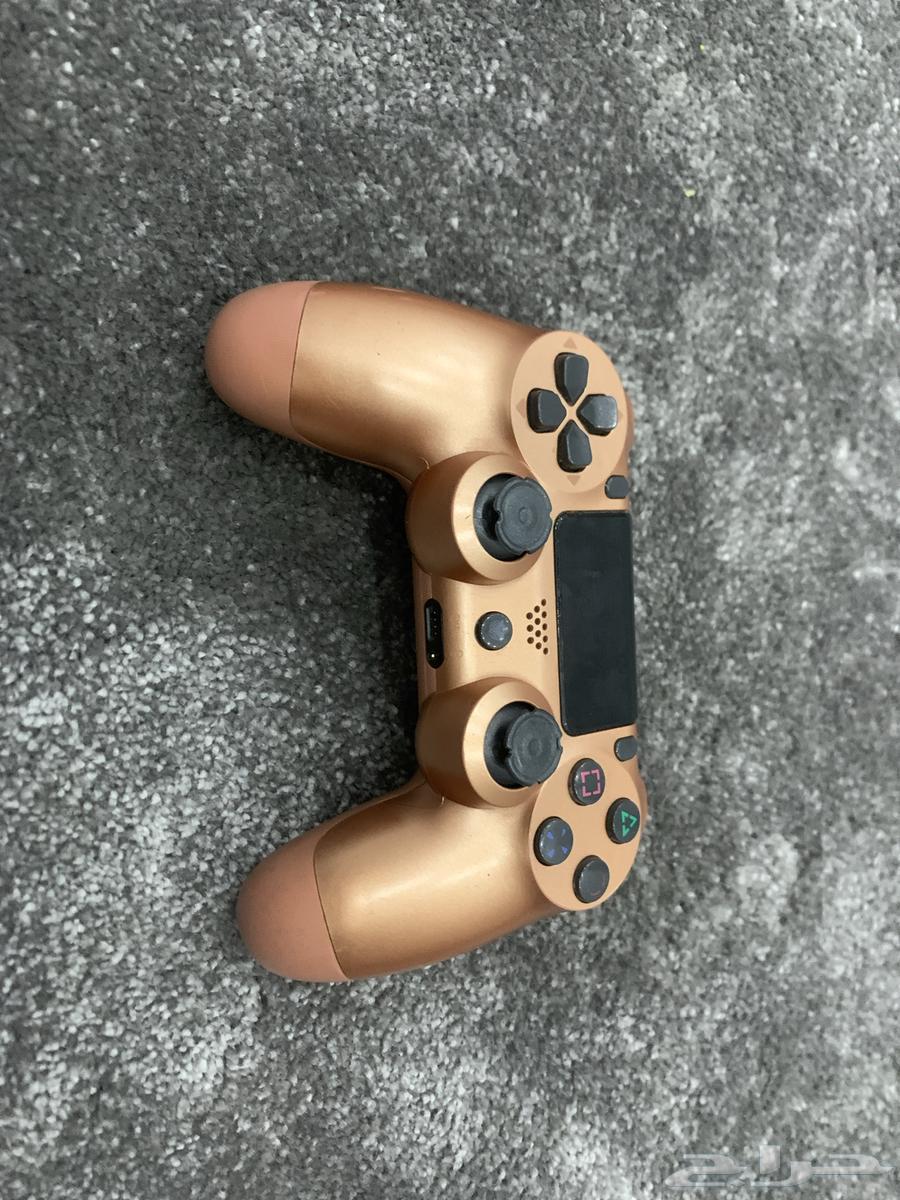 Sony controller has an issue; if the charger has three dots and I disconnect it, it turns off. You have to plug it back in.634434485036831118