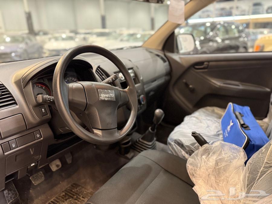 Isuzu pickup truck with sides 202563152781101313113