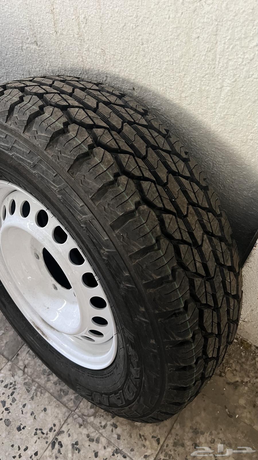 For sale: Five Hilux Land Cruiser 17-inch five-bolt rims with stone-resistant tires63149146353026111