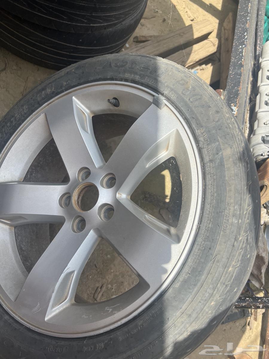 Original text appears to be in Arabic and contains a typo ("سلندر" should be "سلندر" → "cylinder"). Corrected and translated:

Challenger OEM wheel set for 6-cylinder63149146641665111