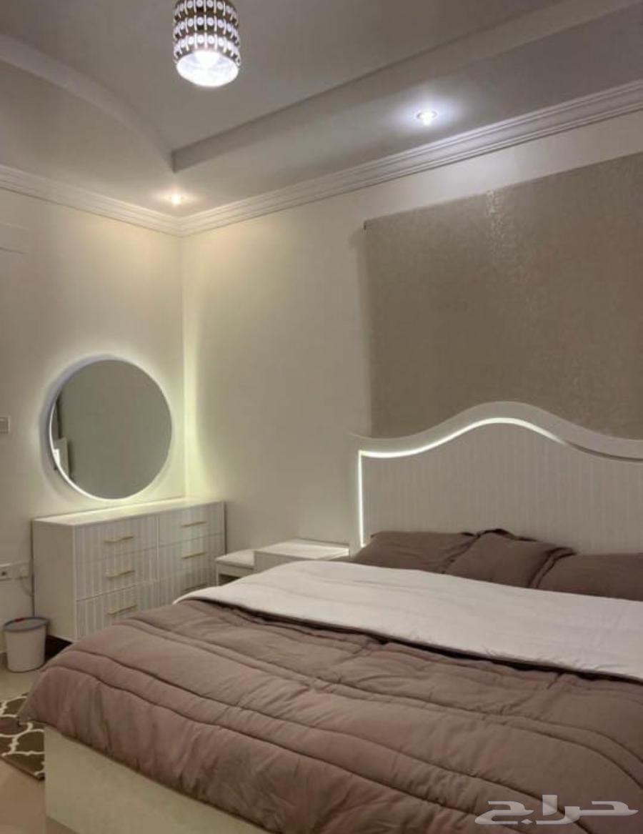 The bedroom has a total of 6 doors.63095559817603114