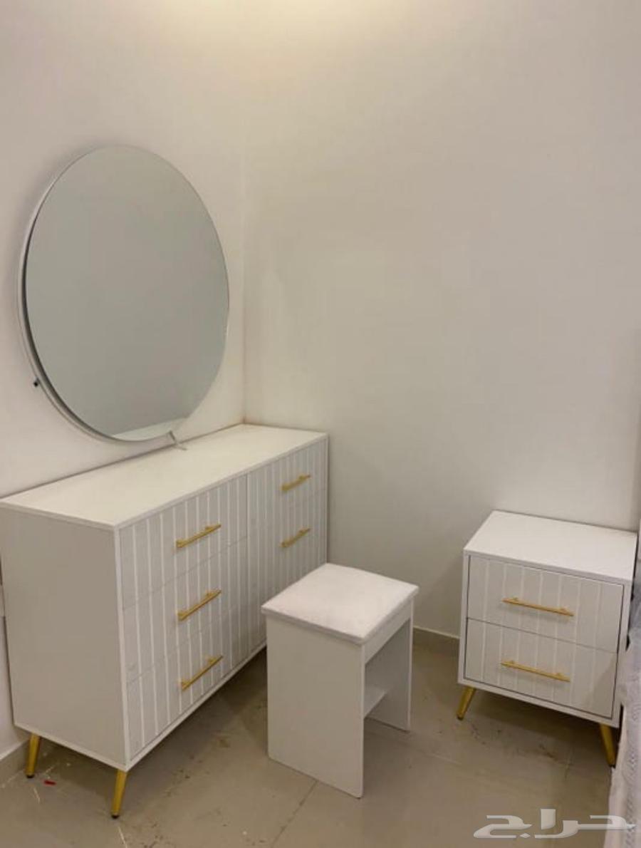 The bedroom has a total of 6 doors.63095559817603113