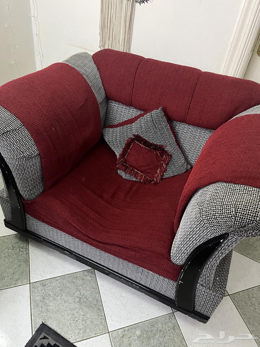 A used sofa set in medium condition, a carpet of 160x230, and curtains.63094073834241113