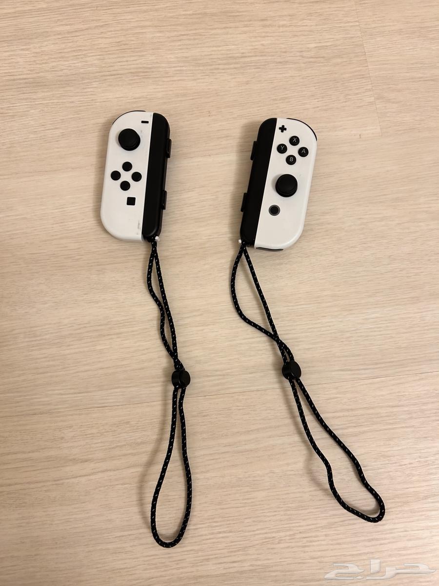 White Nintendo device with 4 tapes63095230316291111