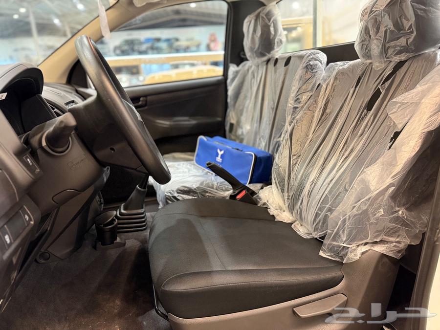 Isuzu pickup truck with side curtains 202563143531097987114