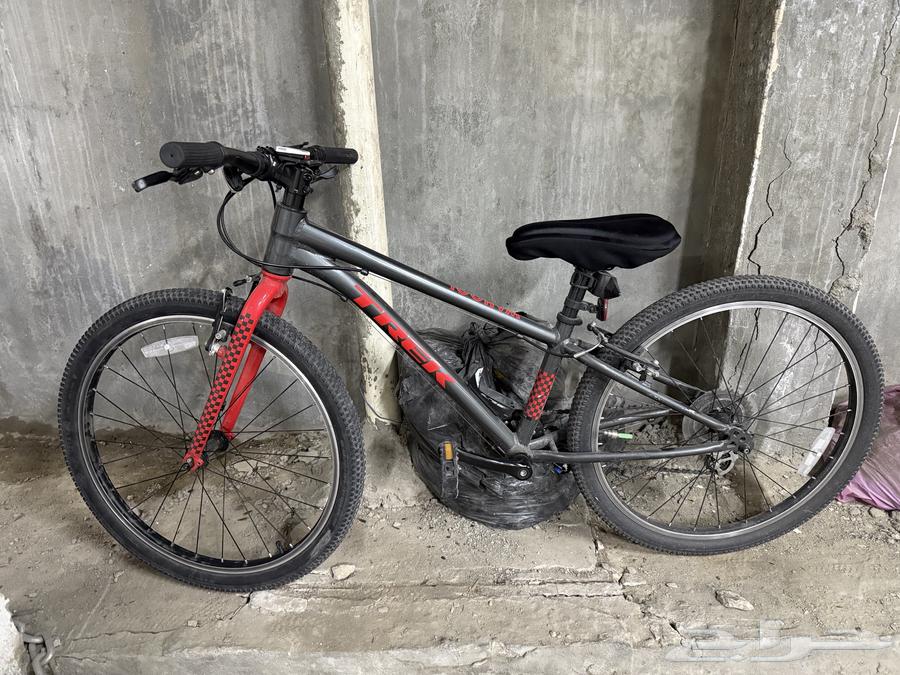 For sale, a Trek bicycle with 24-inch wheels.630959677352991121