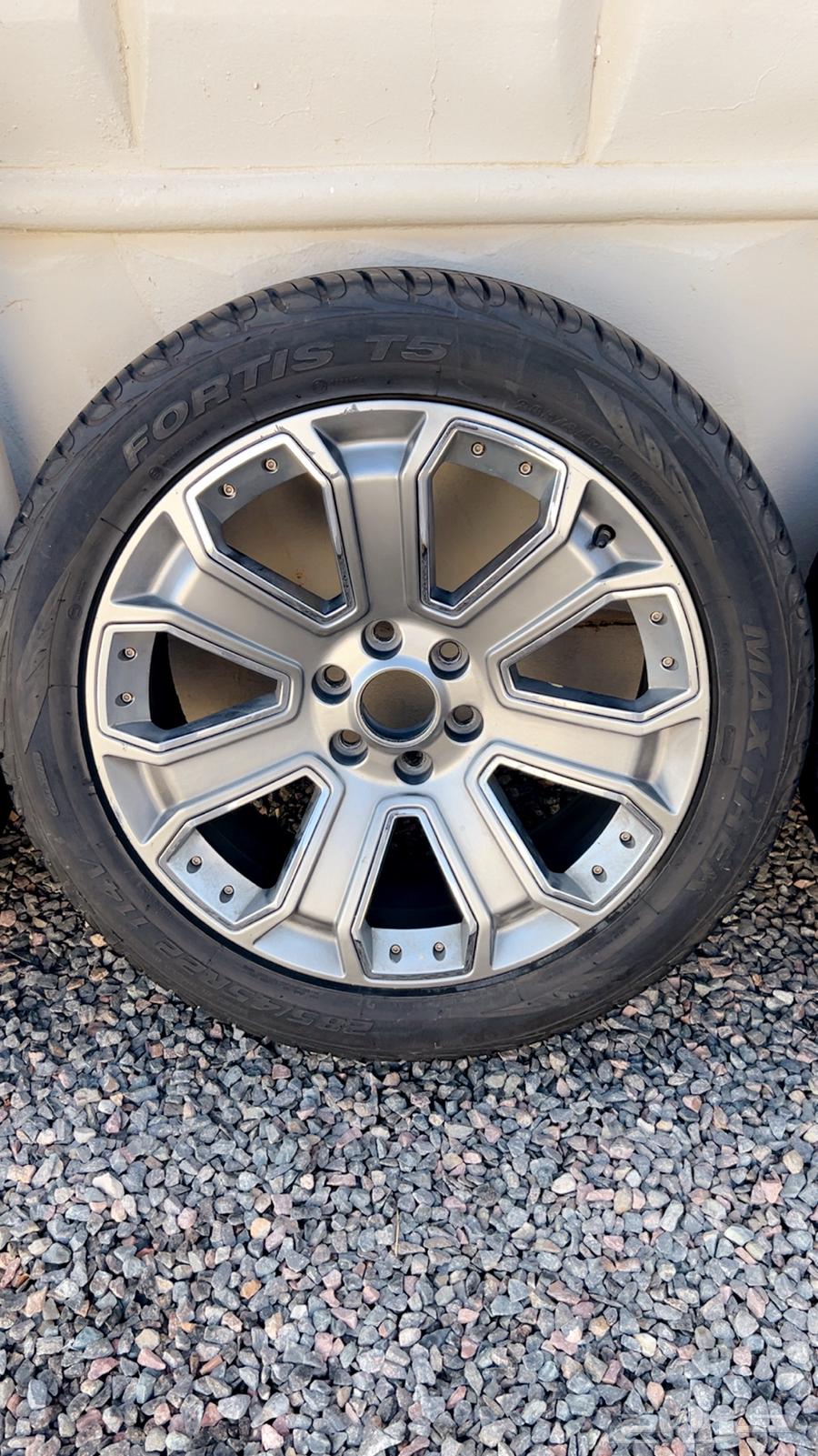 Alloy wheels with new tires, used for only 20 days63144010973313111