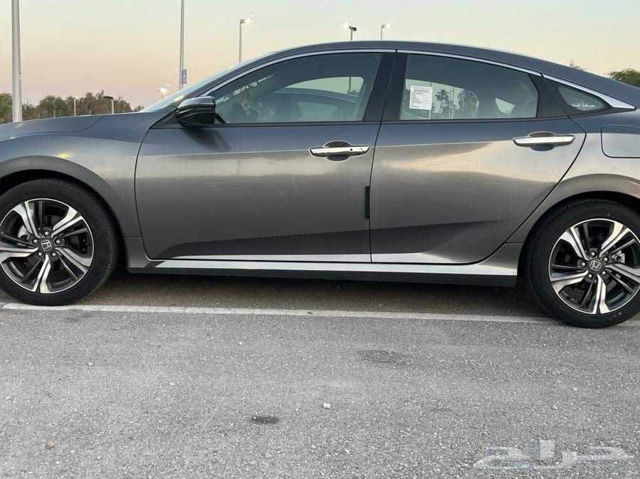 For sale: Honda Civic 2020, only 12,000 km on the odometer63138333278978111
