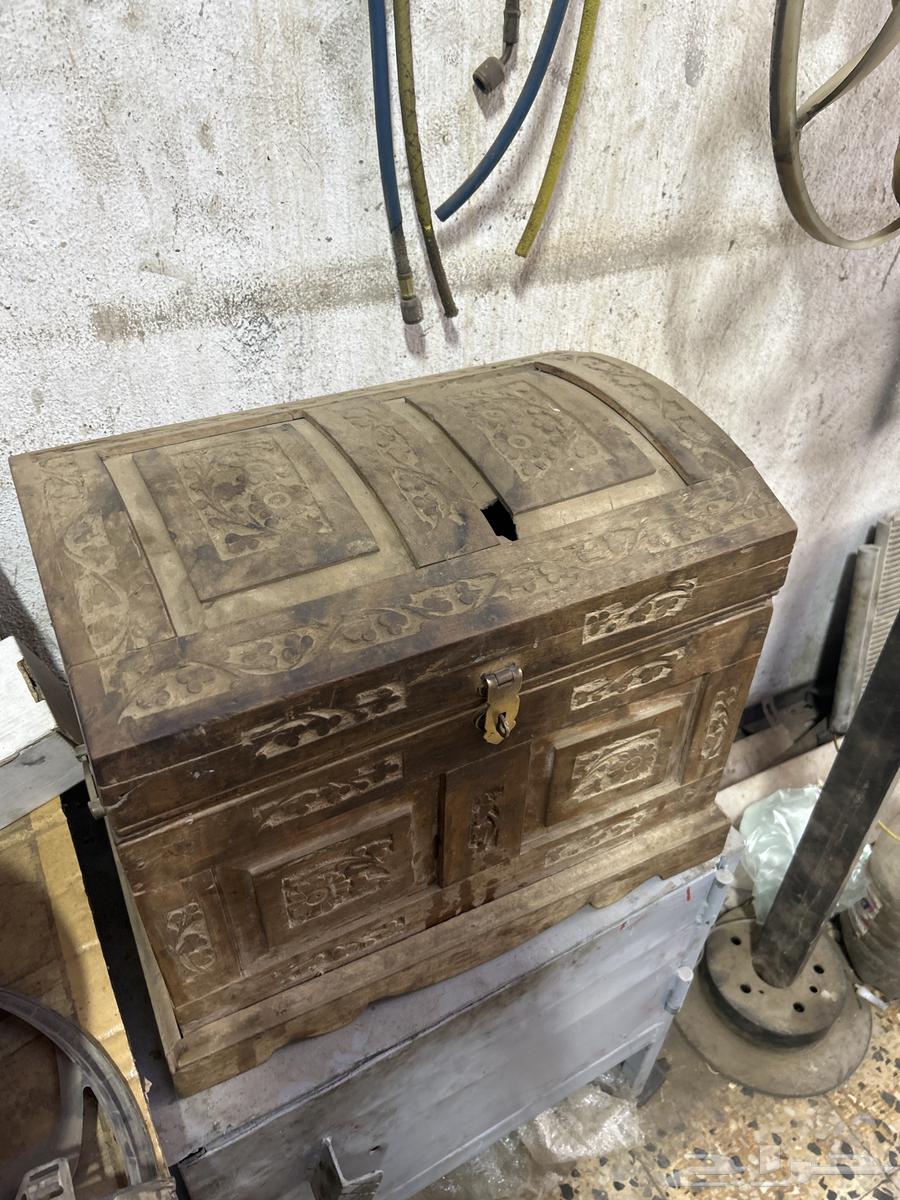 An old heritage box from 136863088385777025114