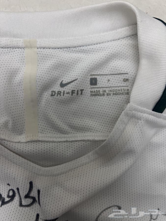 The national team's T-shirt is made of cotton.63087543538946111