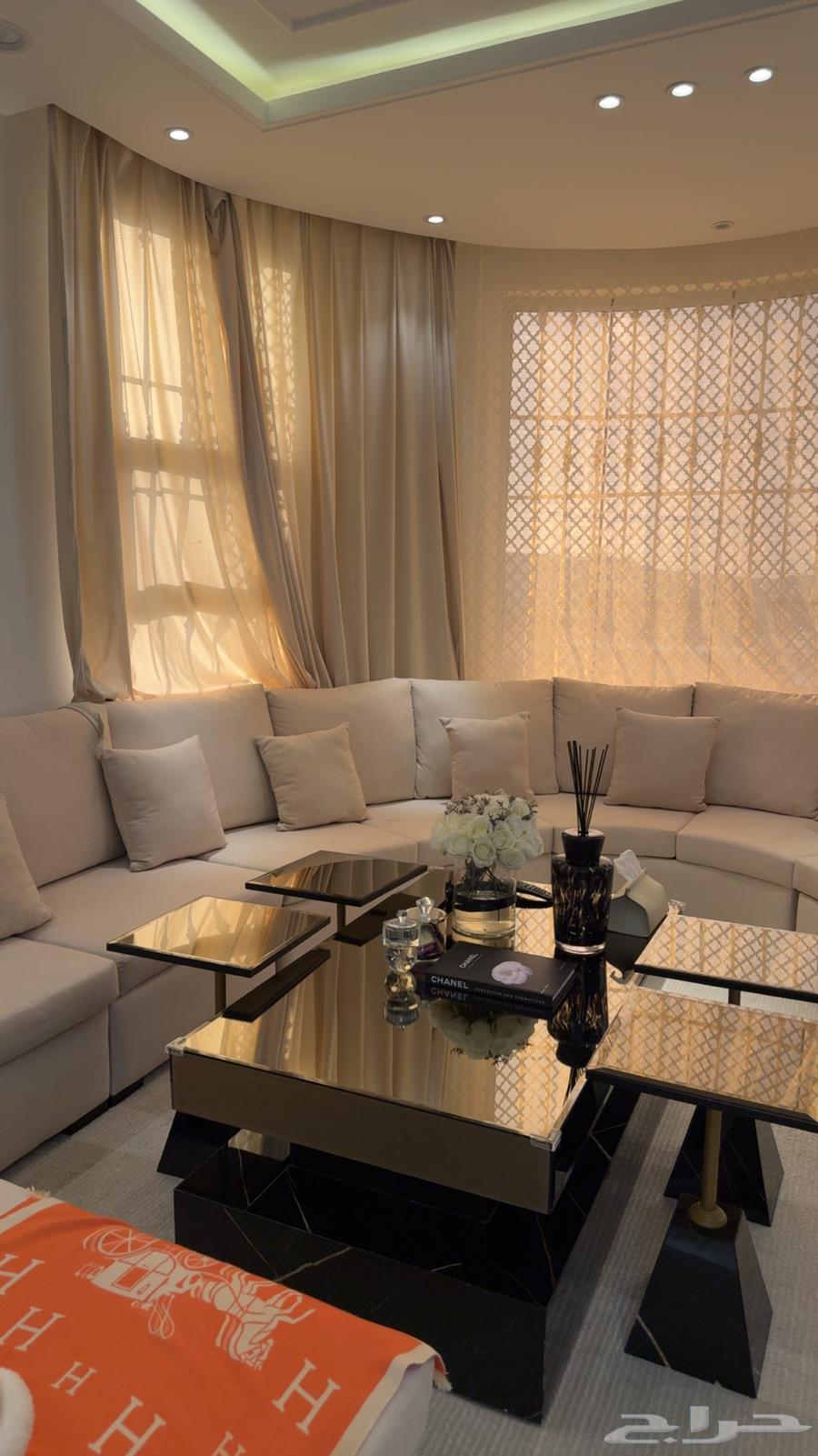 طاوله جديده للبيع سبب البيع تغيير الصاله ب الكامل63084715433730113