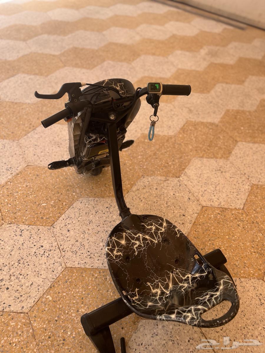 A clean and new scooter with its key and three speeds63085989181955110
