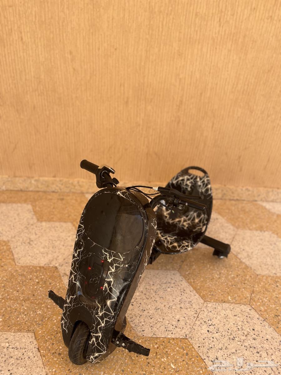 A clean and new scooter with its key and three speeds63085989181955112
