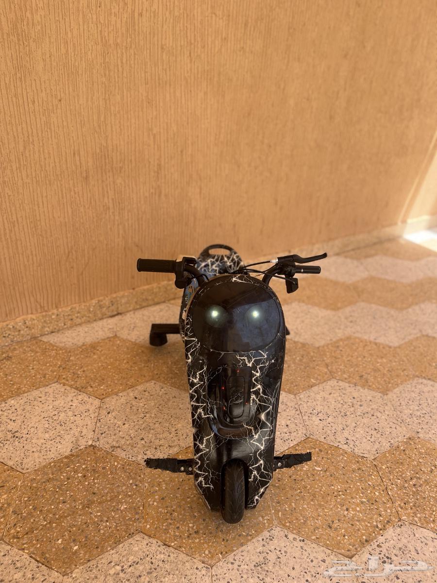 A clean and new scooter with its key and three speeds63085989181955111