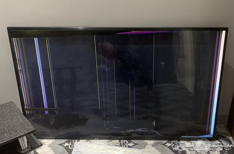 Broken 50 inch SAMSUNG TV screen63086397985665114