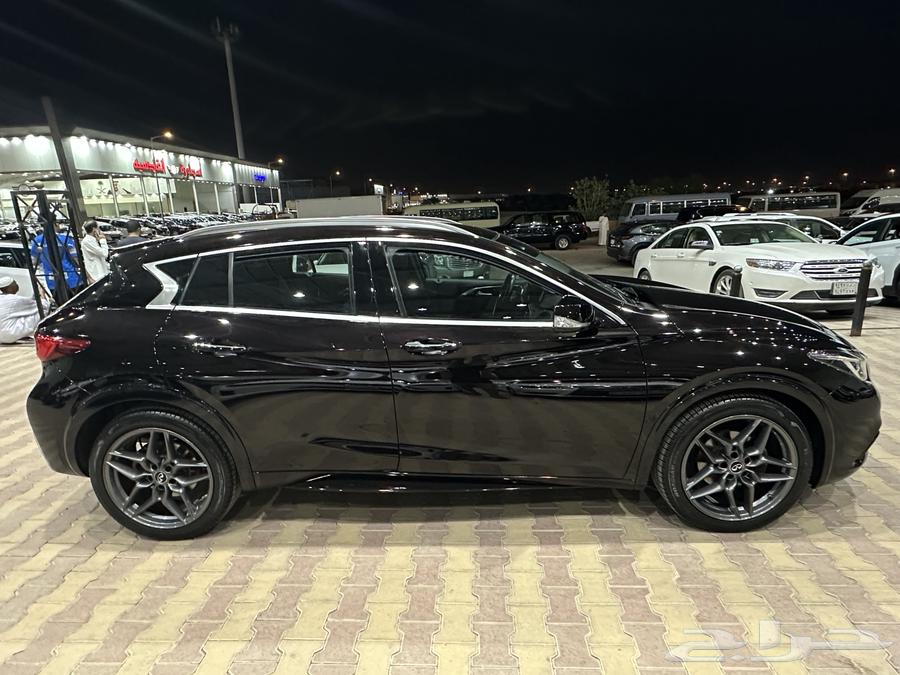 Infiniti Q30 2017 model, half full63128196601601113