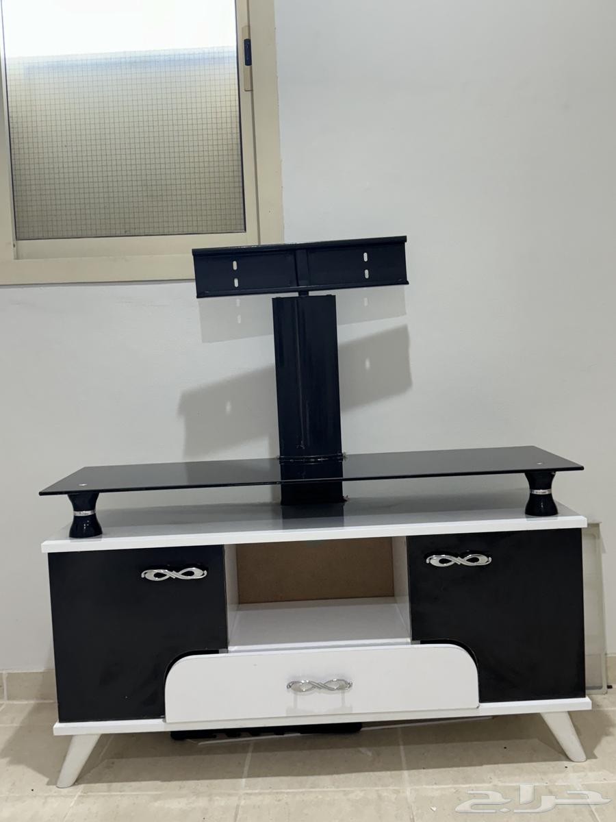 طاولة تلفزيون نظيفه سبب البيع الشاشه اكبر من الطاولة63078542467969119