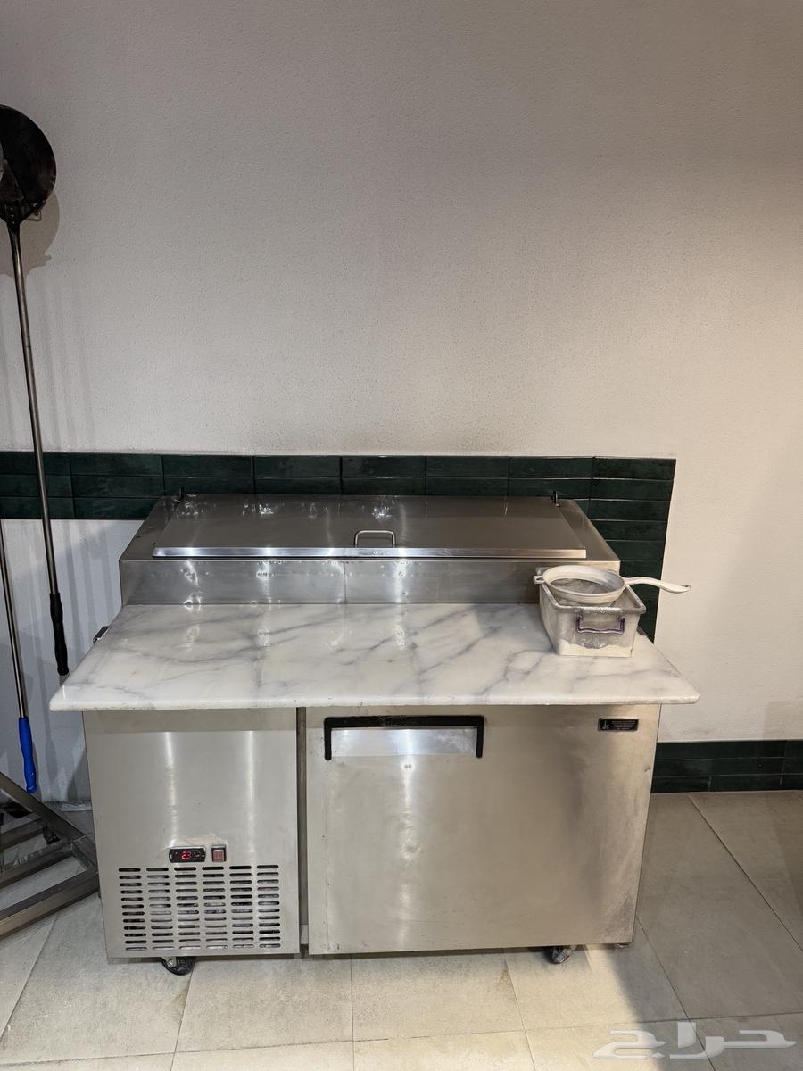 Restaurant equipment for kissing63079773175939111