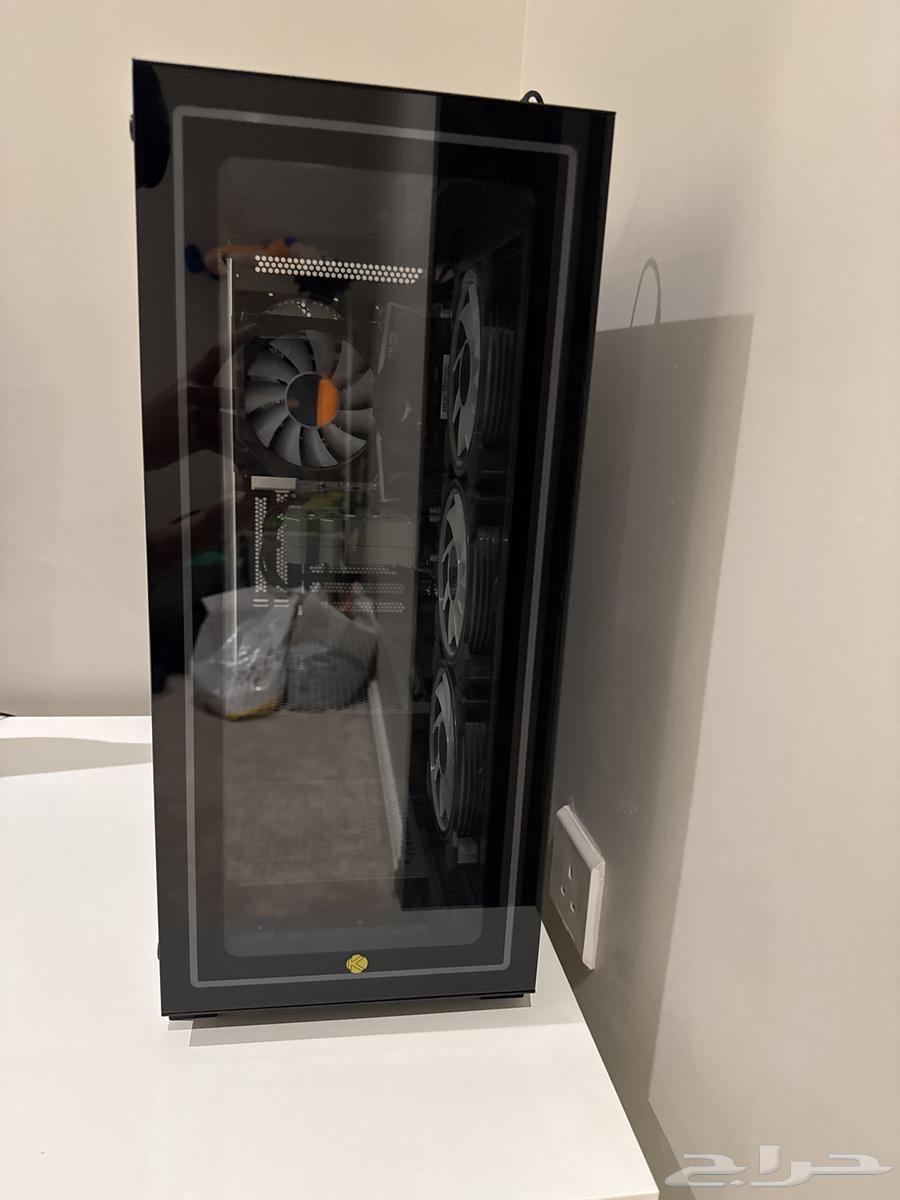 New PC with me for two months along with a keyboard, screen, mouse and microphone.63078142980482113
