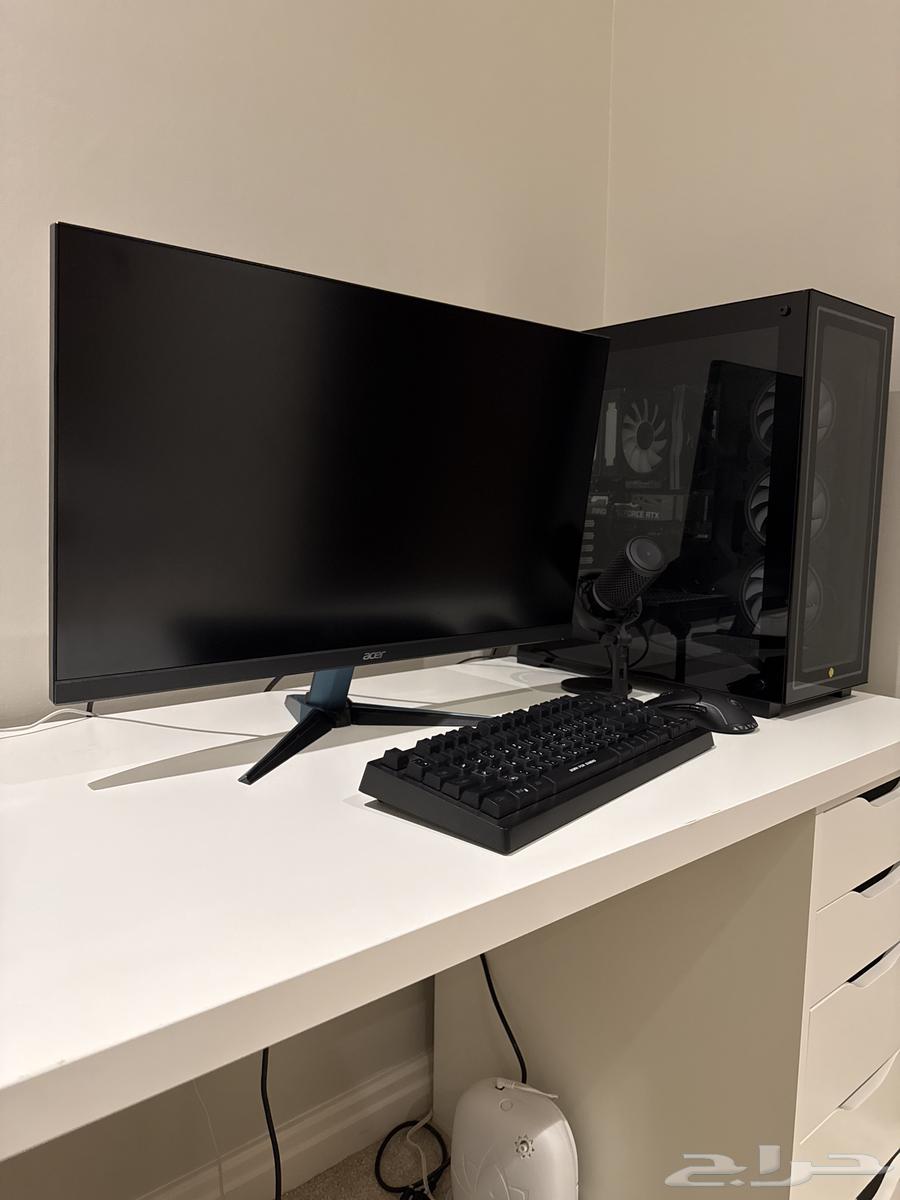 New PC with me for two months along with a keyboard, screen, mouse and microphone.630781429804821124